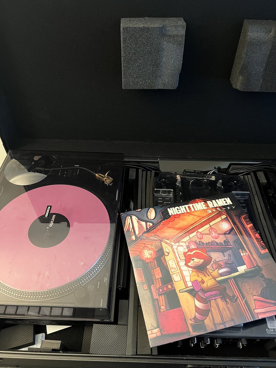 NotHesit's tweet image. My Chillhop Nighttime Ramen Vinyl just came in today! Also heres a bit of what my setup looks like =w=;
