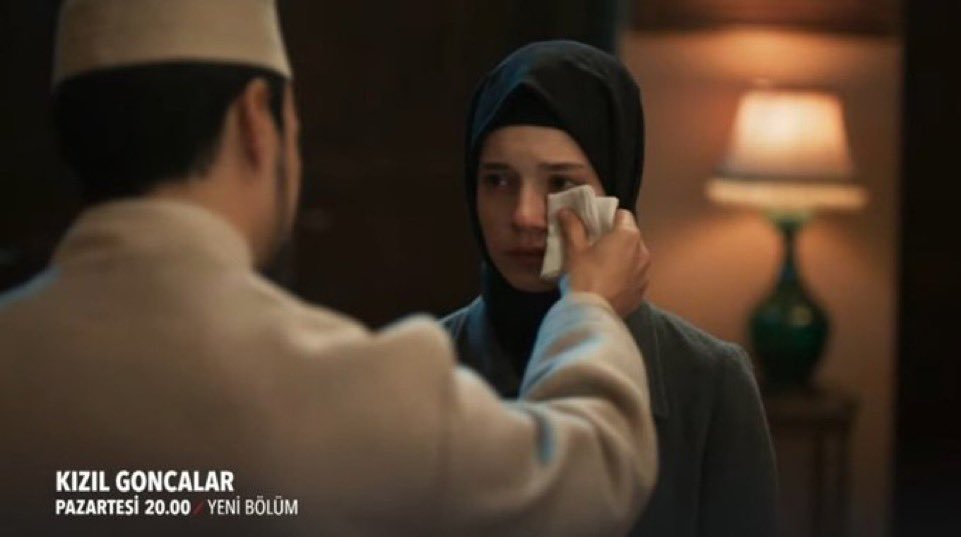 Zeynepe gösterilen tek ihtimam sevdiği tarafından gözyaşının silinmesiydi..
Zeynep’imin hikayesi tırnaklarıyla kazandığı bir hayattan fazlası değildi
Biz koltuğun baş köşesine, masanın manzaralı sandalyesine buyur edilen kızlar değiliz. Ağlaya ağlaya buluruz doğru köşemizi 🥀