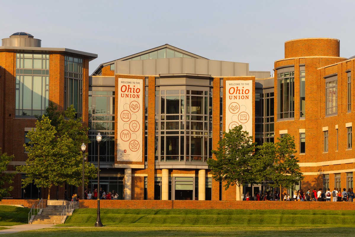 OhioState's tweet image. When the sun sets on campus, it’s magic. ✨🌅