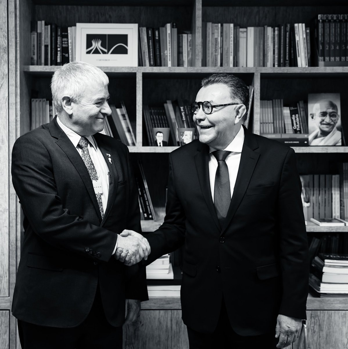 É sempre uma alegria receber a visita do Embaixador de Israel no Brasil, Daniel Zohar Zonshine.

Nesta ocasião especial, fomos presenteados com uma valiosa doação de livros para a Fundação João Mangabeira obras que abordam diferentes aspectos da história do Estado de Israel, sua