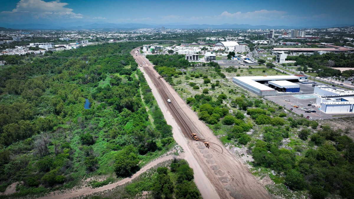 rochamoya_'s tweet image. Hoy supervisamos el avance del Malecón Margen Izquierda, una obra que no solo transforma la ciudad: transforma vidas.
Forma parte del #PlanSinaloa y será una nueva ruta que conecte con fluidez, reduzca tiempos y genere oportunidades para miles de familias en Culiacán.