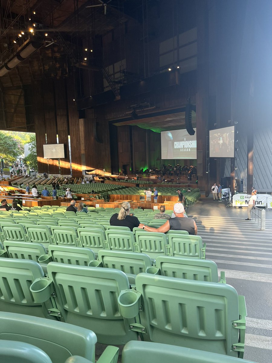 allsystemsgoNJ's tweet image. Celebrating my dad’s birthday watching @Eagles highlights in style — on a big screen at a concert venue with the @philorch playing epic music from @NFLFilms 🦅 #gobirds