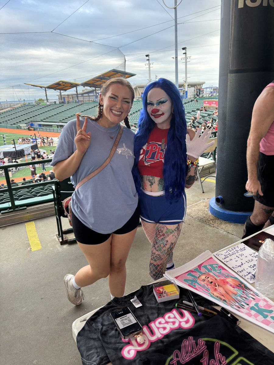 lipskn0t's tweet image. absolute highlight of #GCWBall was getting to see @AllieKATCH 🫶🏻 it has been way too long !!! 🥹❤️