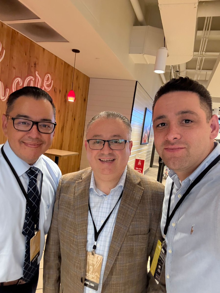 What we are experiencing here at NAYC is incredible. It’s great to see youth leaders and young people from different cities and countries. Thank you to all the youth who follow us at Restaurando Familias. Every word and every photo that we have taken is an honor.