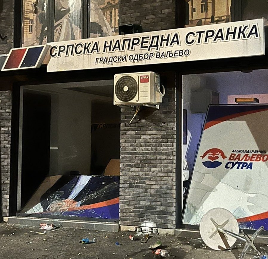 blokada_uf's tweet image. Дуго смо куцали на ваша врата, све док их притисак истине и правде није сломио.
Крај ти је све ближи!

Ваљево ❤️