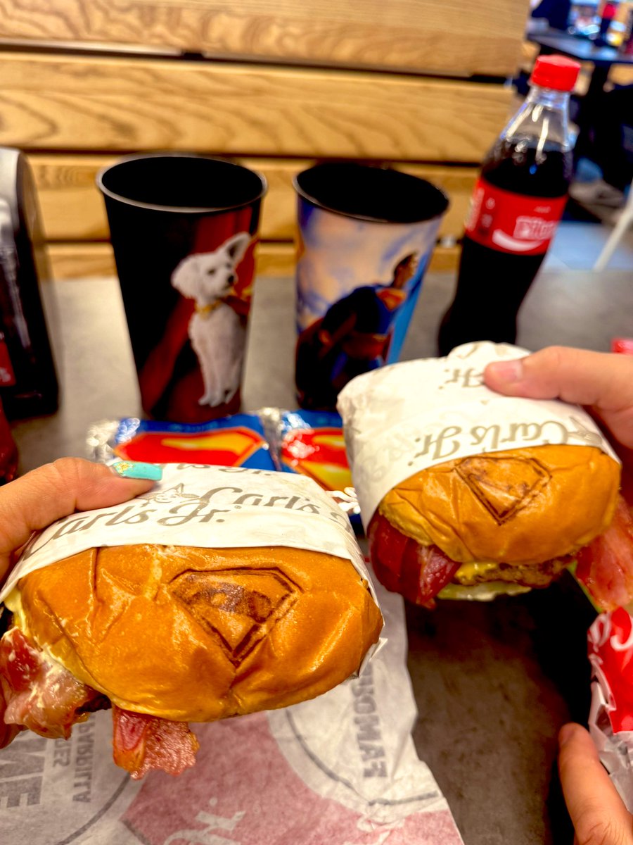 Me gustan las hamburguesas, me gustas tú!!! ✨❤️‍🔥🍔

#SupermanBurger
#Superman
#krypto