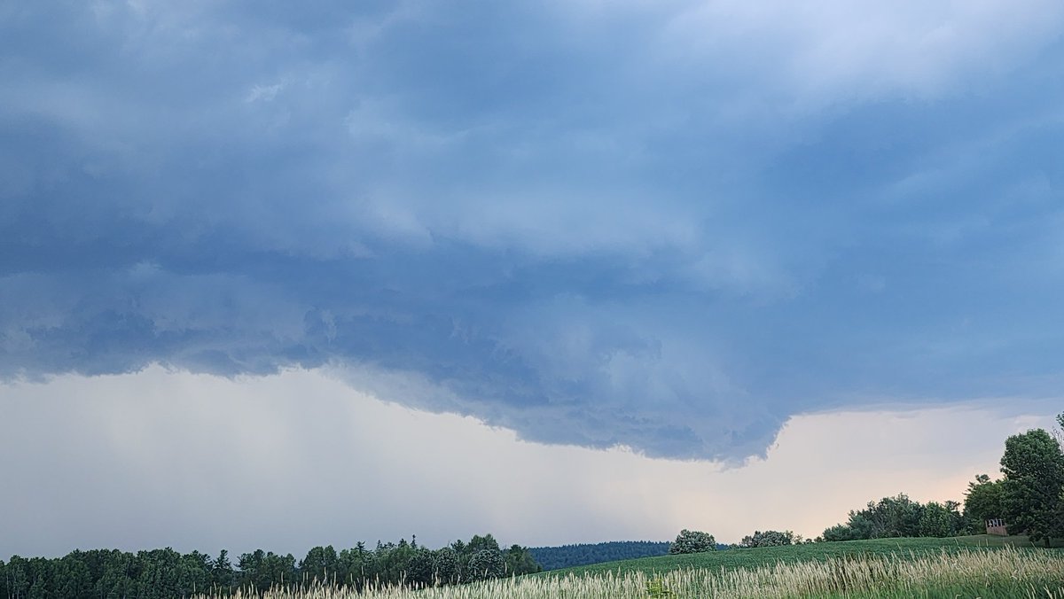 Pretty storm southeast of Renfrew, Ontario 6:47pm #onstorm

youtube.com/live/7o075wIty…