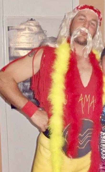 TXzachTX's tweet image. 2011 - we had a big 80’s party, the ladies looked like they just walked out of Glamour Shots, the guys were in parachute pants and Members Only jackets. Not me.