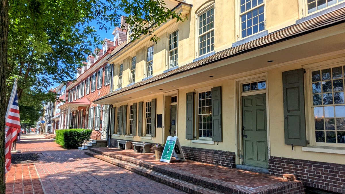 LibertyMomm's tweet image. American Tavern Heritage🇺🇸🍻
New Jersey officially declared Independence during the Revolutionary War when the Declaration of Independence was read here at the Indian King Tavern on February 27, 1777.
You could also have a beer with "Mad" Anthony Wayne and Lafayette.