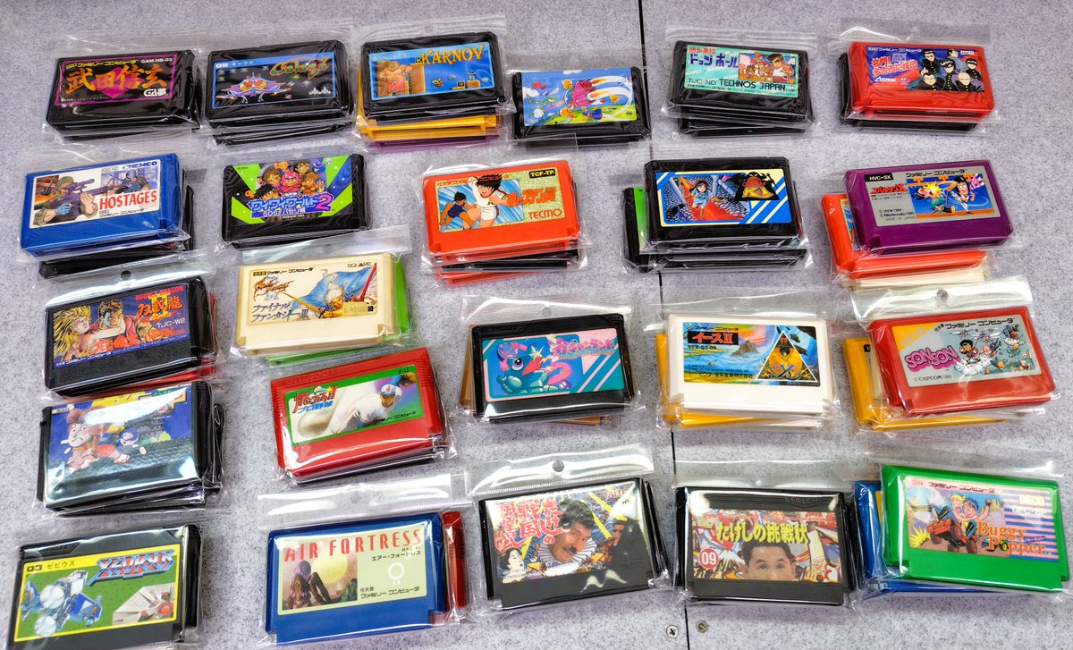 MediamaxPlus's tweet image. つづいてファミコンカセットを投入します(*^^)/ 店頭にはファミコン在庫が500本ほどありますので見るだけでも楽しいですよ♪
スタッフ：メディパパ