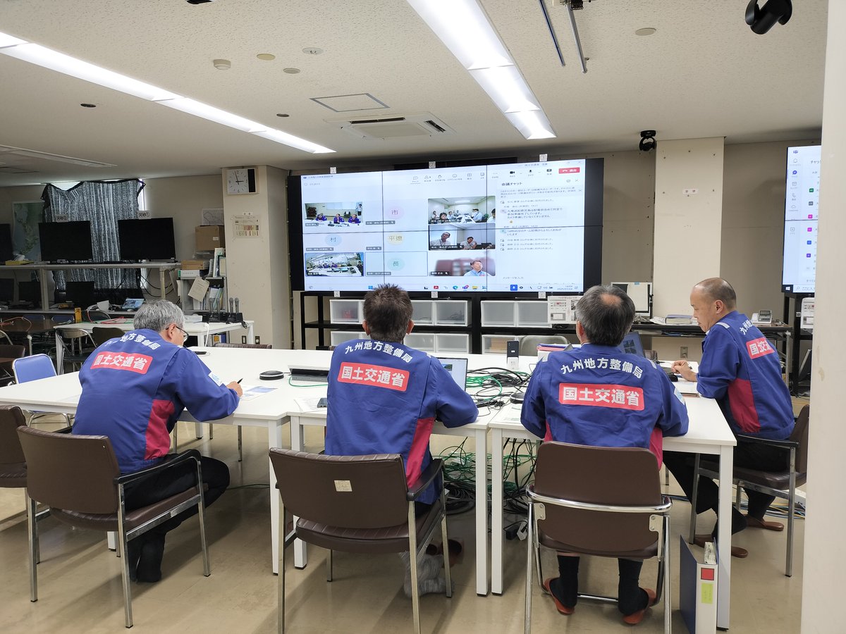 mlit_osumi's tweet image. #九州地方整備局 #九州電力㈱ #九州電力送配電㈱ は、相互協力し災害発生時の早急な #道路啓開作業 及び #停電復旧作業 を実施することを目的とした「#災害時の相互協力に関する協定」を2024年8月に締結しています。
今回、本協定に基づく #情報連絡訓練 が実施され大隅河川国道事務所も参加しました。