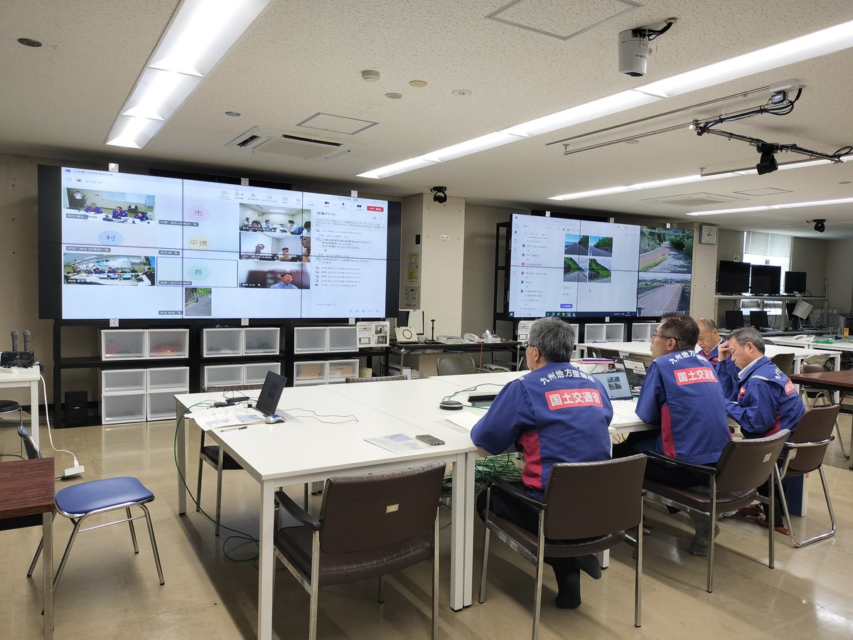 mlit_osumi's tweet image. #九州地方整備局 #九州電力㈱ #九州電力送配電㈱ は、相互協力し災害発生時の早急な #道路啓開作業 及び #停電復旧作業 を実施することを目的とした「#災害時の相互協力に関する協定」を2024年8月に締結しています。
今回、本協定に基づく #情報連絡訓練 が実施され大隅河川国道事務所も参加しました。