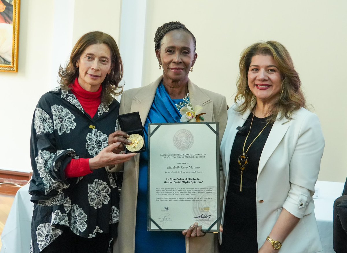 Gobernación del Chocó (@gobchoco) on Twitter photo 🎖️Elizabeth Curi Moreno, gestora social del Chocó, recibe la Gran Orden al Mérito “Nydia Quintero” en el <a href="/SenadoGovCo/">Senado de la República 🇨🇴</a>
“Por su labor ejemplarizante en favor de las comunidades más vulnerables del país, dejando huella indeleble por su dedicación y logros excepcionales”. 🎖️Elizabeth Curi Moreno, gestora social del Chocó, recibe la Gran Orden al Mérito “Nydia Quintero” en el <a href="/SenadoGovCo/">Senado de la República 🇨🇴</a>
“Por su labor ejemplarizante en favor de las comunidades más vulnerables del país, dejando huella indeleble por su dedicación y logros excepcionales”.