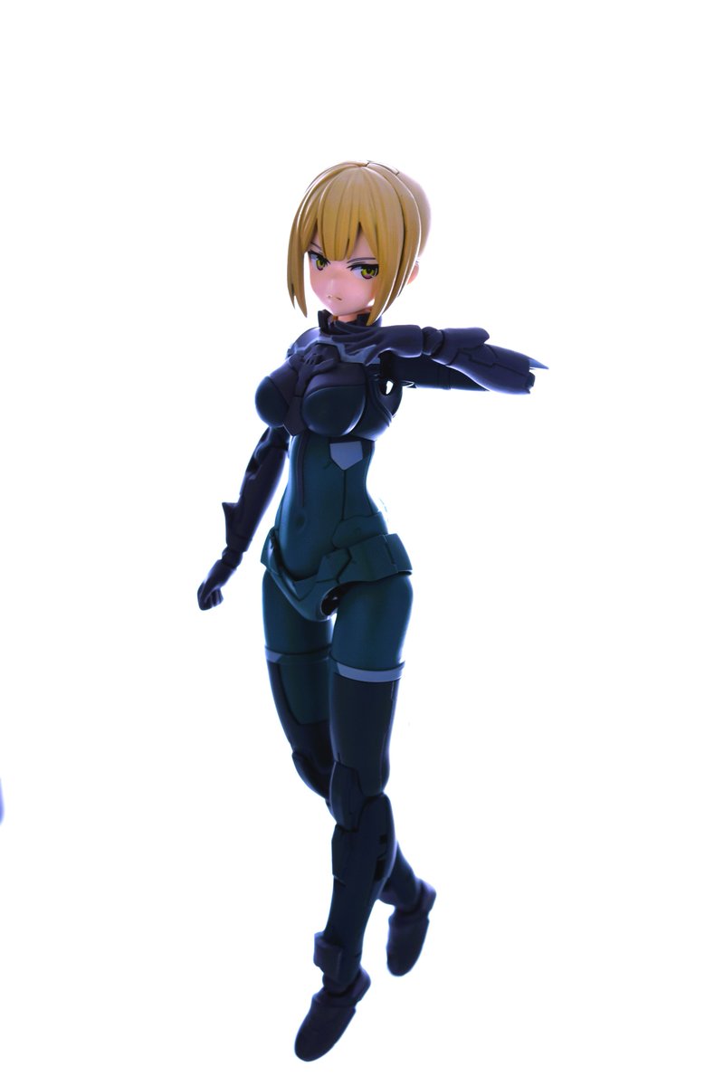 astante_f's tweet image. 08.ルイス
ノーマルスーツと軍服の両方作りました。「ヒラヒラ腰布を表現する」がコンセプト。
ここから #機動戦士ガンダム00 のキャラ。当時の30MSには襟足すっきりなショートヘアがあまりなくて大変でした。アロウズ軍服は後で作るマネキン大佐に譲り、ほぼほぼノーマルスーツで過ごしています。