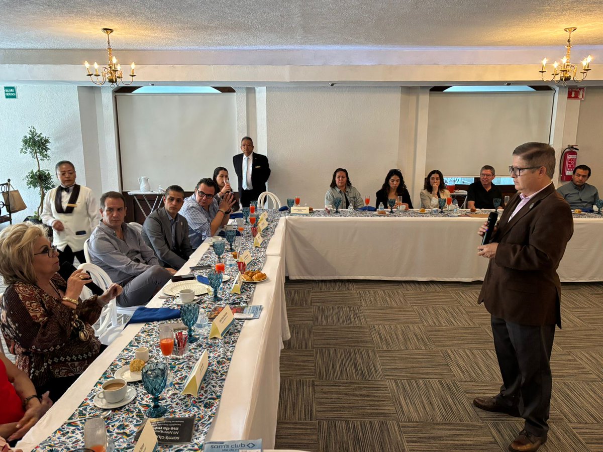 Secretaría de Gobierno de Guanajuato (@segobgente) on Twitter photo Ante integrantes de Canirac León, el Subsecretario <a href="/marcoarv/">Marco A Rodríguez V</a> platicó los lineamientos de la denominada “Ley Silla”, una medida que garantiza el derecho al descanso y promueve condiciones laborales más justas y saludables para quienes trabajan de pie. Ante integrantes de Canirac León, el Subsecretario <a href="/marcoarv/">Marco A Rodríguez V</a> platicó los lineamientos de la denominada “Ley Silla”, una medida que garantiza el derecho al descanso y promueve condiciones laborales más justas y saludables para quienes trabajan de pie.