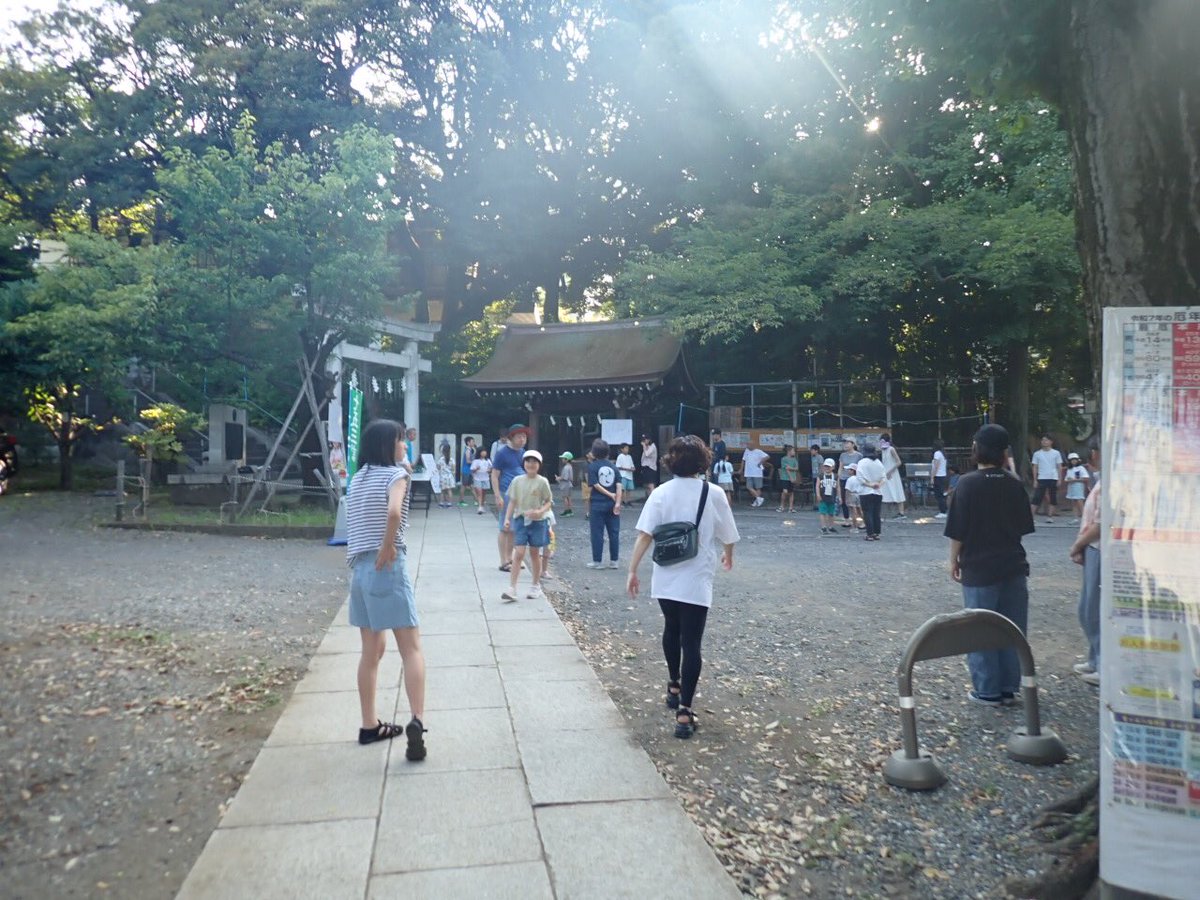 Onoe_Akira's tweet image. 金曜朝は雪ヶ谷八幡神社氏子青年會主催「朝のラジオ体操会六日目」。本年度は所用ありてラジオ体操実行委員長の役を降りる玉置明。初日と二日は参加するも、三、四、五と欠席。今朝は改めてラジオ体操を支える神職、氏子、氏子青年会の仲間、そして参集せし里の人らを立派なる人達と仰ぐ朝。清々し。