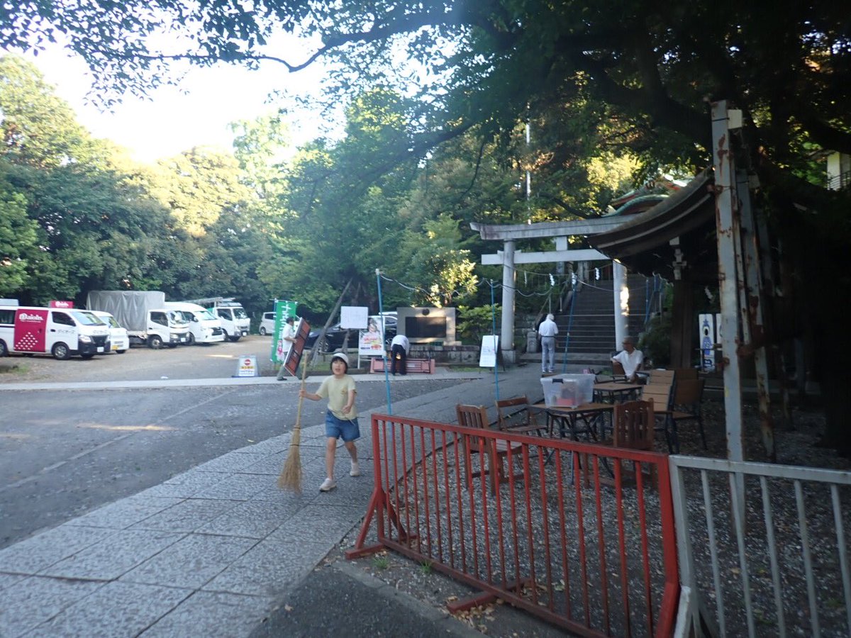 Onoe_Akira's tweet image. 金曜朝は雪ヶ谷八幡神社氏子青年會主催「朝のラジオ体操会六日目」。本年度は所用ありてラジオ体操実行委員長の役を降りる玉置明。初日と二日は参加するも、三、四、五と欠席。今朝は改めてラジオ体操を支える神職、氏子、氏子青年会の仲間、そして参集せし里の人らを立派なる人達と仰ぐ朝。清々し。