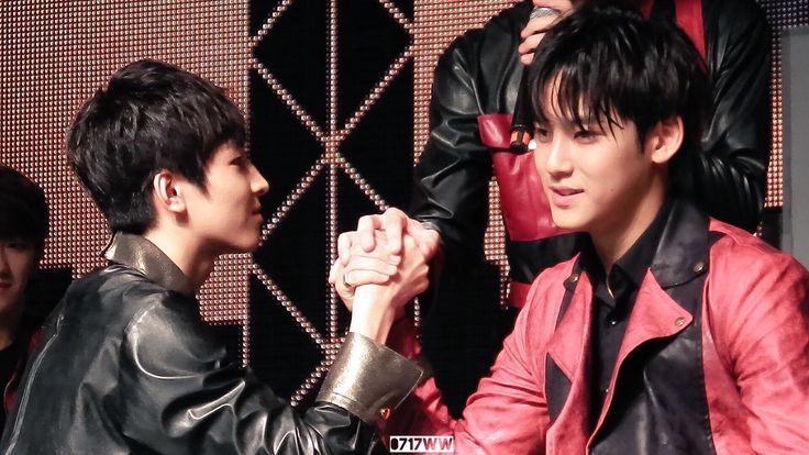 minwoncard's tweet photo. minwon of the day! 💚💜 https://t.co/wXBlmzKtsi