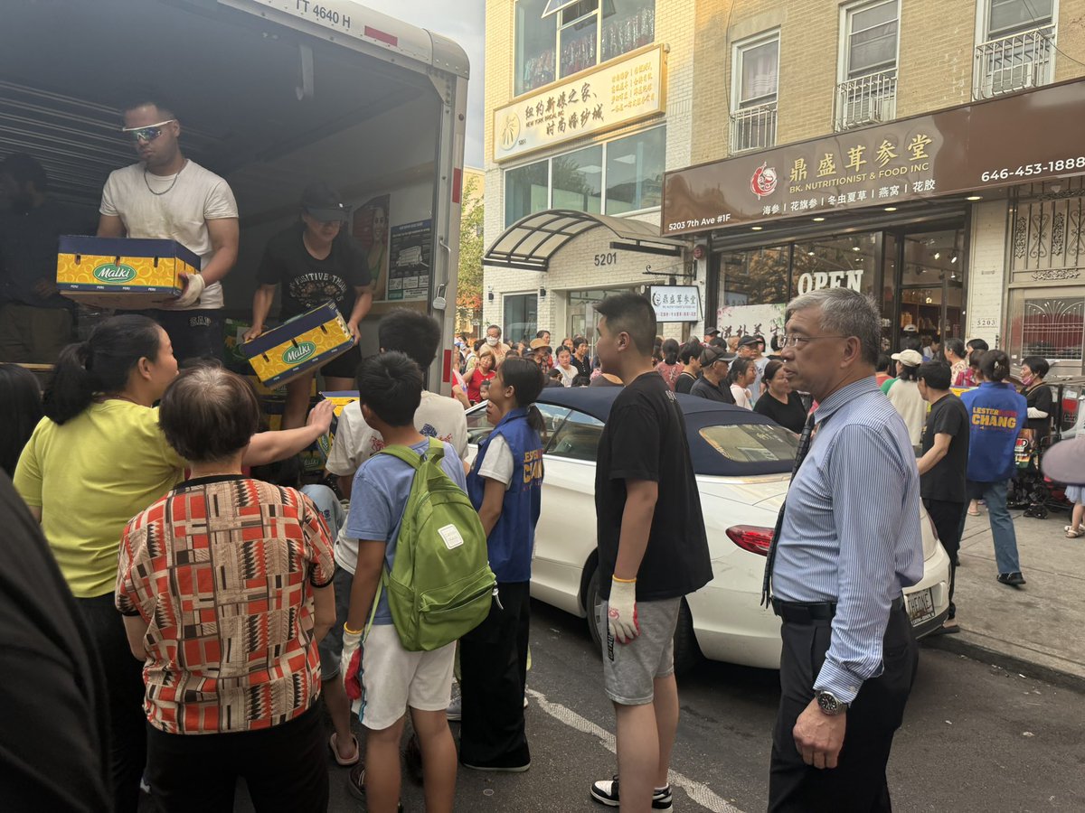AMLesterChangNY's tweet image. In front of Ginseng Store,the Happy Alliance volunteers and myself were out distributing food. I thank UA3 providing free nutritious fresh produce , it is so vital resources to our seniors who live on fixed income. Great to see happy seniors.