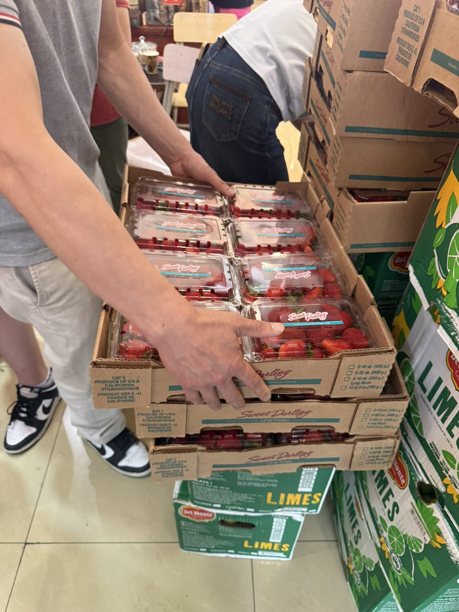 AMLesterChangNY's tweet image. In front of Ginseng Store,the Happy Alliance volunteers and myself were out distributing food. I thank UA3 providing free nutritious fresh produce , it is so vital resources to our seniors who live on fixed income. Great to see happy seniors.