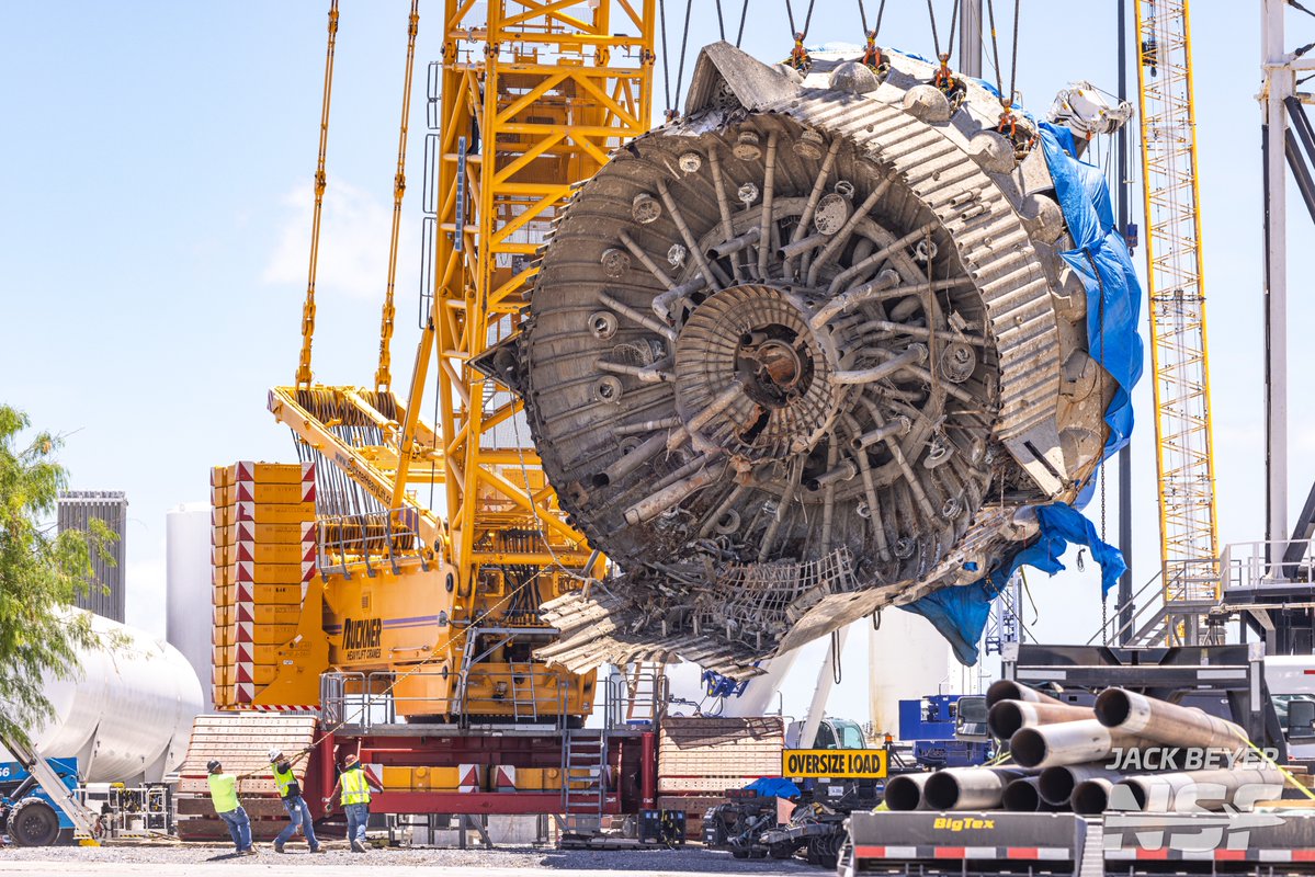 thejackbeyer's tweet image. Workers muscling Booster 13's salvaged aft section off of its transport trailer. @NASASpaceflight
