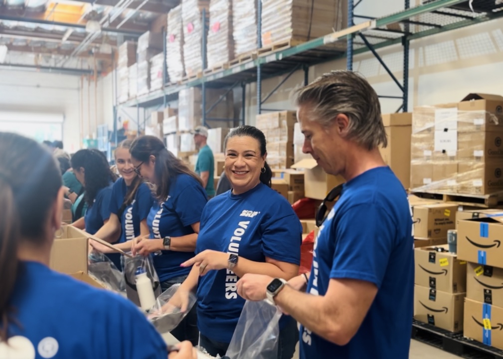 SRPconnect's tweet image. Over 20 SRP employees joined other volunteers across the Valley to assemble heat relief kits with local non-profit, Stardust. Together, they created over 12,000 kits to help the community stay cool, hydrated and protected from the summer heat.