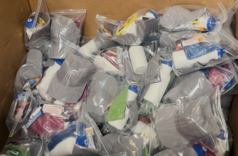 SRPconnect's tweet image. Over 20 SRP employees joined other volunteers across the Valley to assemble heat relief kits with local non-profit, Stardust. Together, they created over 12,000 kits to help the community stay cool, hydrated and protected from the summer heat.