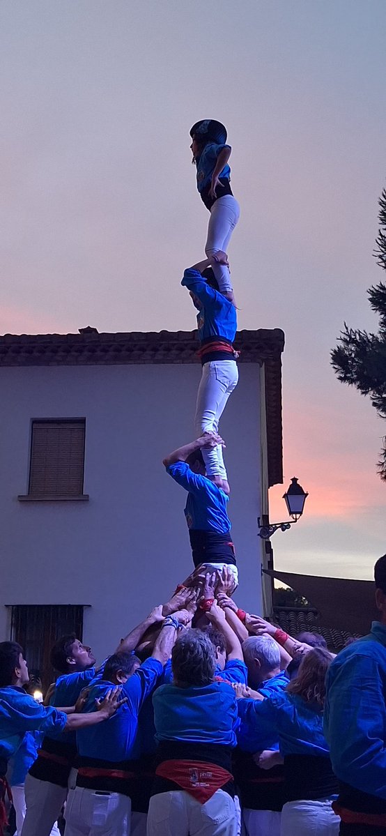 CastDelFoix's tweet image. 🩵 Encarem cap de setmana de Festa Major Petita amb la millor de les companyies.
🙌Nou assaig de gala amb els amics del càmping @vilanovapark.
🚀Una altra jornada inoblidable ideal per preparar la diada de dissabte a la plaça de la Vila.
🔥Quin luxe!!!
#CastellersDelFoix