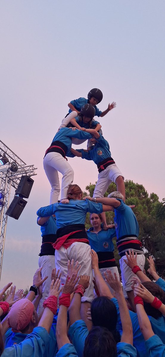 CastDelFoix's tweet image. 🩵 Encarem cap de setmana de Festa Major Petita amb la millor de les companyies.
🙌Nou assaig de gala amb els amics del càmping @vilanovapark.
🚀Una altra jornada inoblidable ideal per preparar la diada de dissabte a la plaça de la Vila.
🔥Quin luxe!!!
#CastellersDelFoix