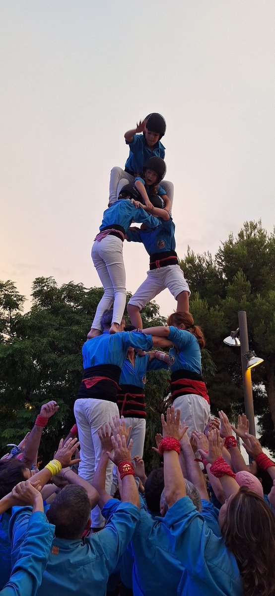 CastDelFoix's tweet image. 🩵 Encarem cap de setmana de Festa Major Petita amb la millor de les companyies.
🙌Nou assaig de gala amb els amics del càmping @vilanovapark.
🚀Una altra jornada inoblidable ideal per preparar la diada de dissabte a la plaça de la Vila.
🔥Quin luxe!!!
#CastellersDelFoix