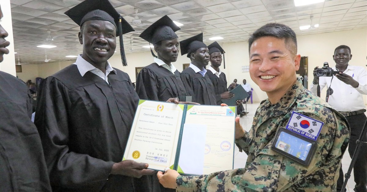 UNPeacekeeping's tweet image. In #SouthSudan🇸🇸, many youth lack access to education & jobs but change is underway. In Bor, #SouthKorea🇰🇷 peacekeepers gave 3-month vocational training to young women & men. In Akobo, 100+ youth, mostly women, gained skills through a @unmissmedia -funded initiative. @ROK_Mission