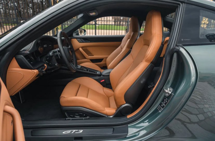 Jordan92338366's tweet photo. 992 GT3 touring in PTS Malachite Green Metallic 💎 https://t.co/pk8mRFlpFh