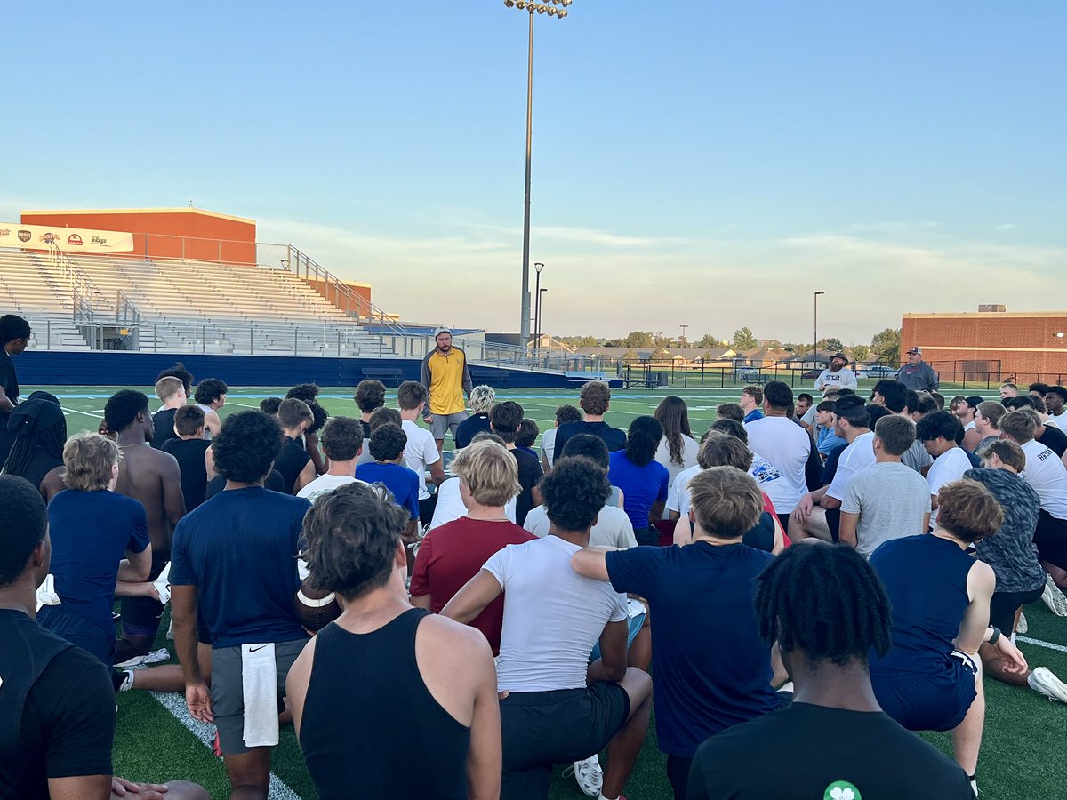 coachmcquillan's tweet image. Year 5 of @STB_Showcases capped off last night in NW Arkansas! One of our largest events to date!
Was great to link up with some old friends & get to work along side of a former player that has started his college career! 🫡
#STBShowcases #EDGD