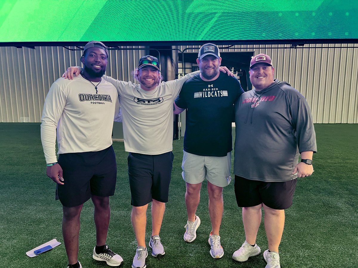 coachmcquillan's tweet image. Year 5 of @STB_Showcases capped off last night in NW Arkansas! One of our largest events to date!
Was great to link up with some old friends & get to work along side of a former player that has started his college career! 🫡
#STBShowcases #EDGD
