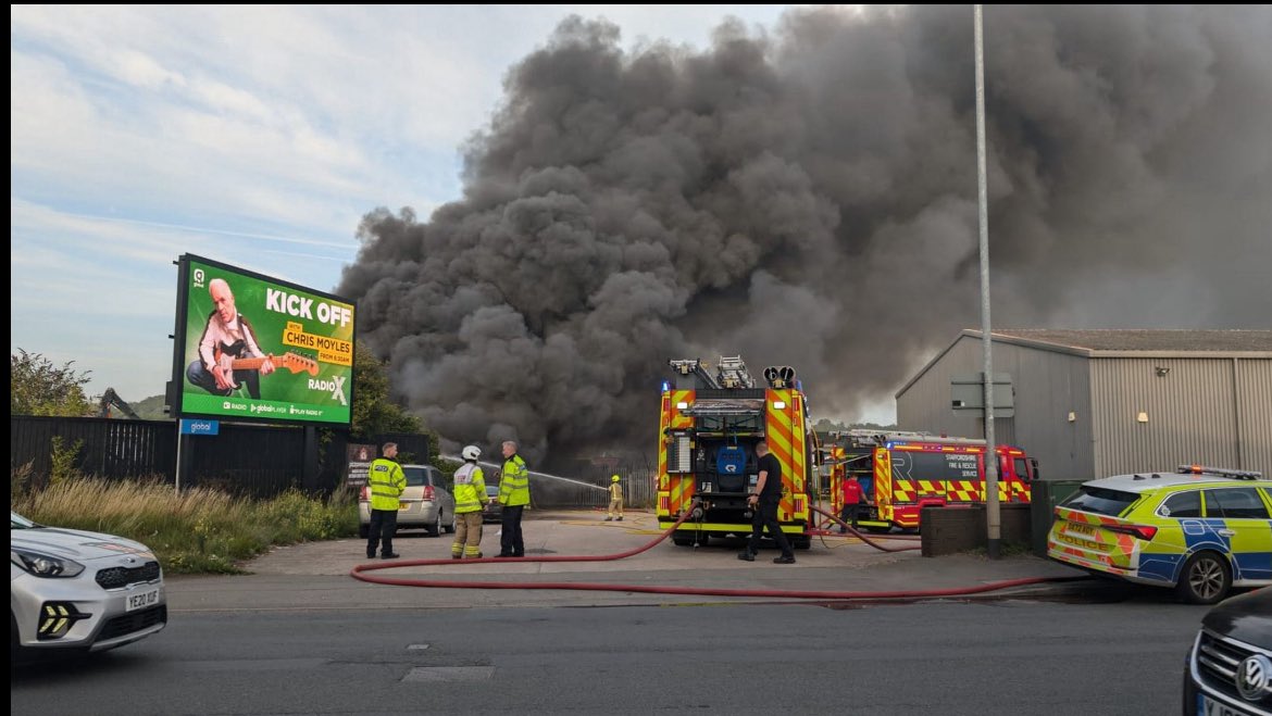 ROBANDTHEMOB's tweet image. You’re on fire in Cobridge tonight @ChrisMoyles @RadioX #OnFire 🔥 #Smoking 💨