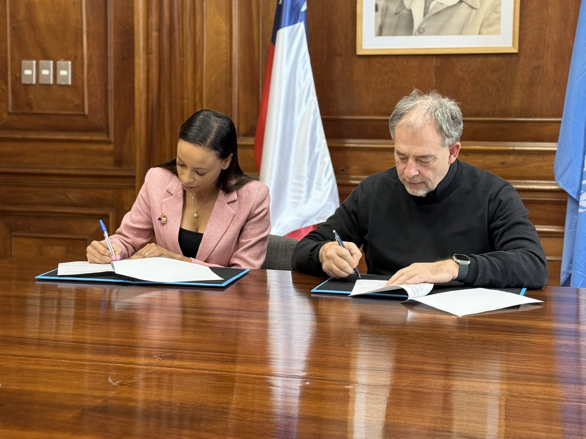 UNESCOSantiago's tweet image. ✍️ Nuestra directora, @ekuischlaroche, firmó hoy la Carta de Intenciones con el vicepresidente ejecutivo de Fundación Encuentros del Futuro, @guidogirardi, una alianza estratégica que aunará esfuerzos por la #IA ética, protección del océano, innovación y transformación educativa.