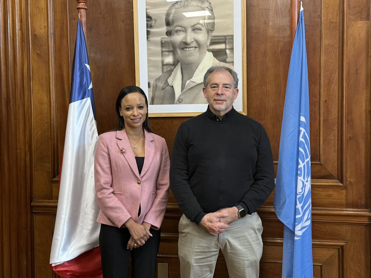 UNESCOSantiago's tweet image. ✍️ Nuestra directora, @ekuischlaroche, firmó hoy la Carta de Intenciones con el vicepresidente ejecutivo de Fundación Encuentros del Futuro, @guidogirardi, una alianza estratégica que aunará esfuerzos por la #IA ética, protección del océano, innovación y transformación educativa.