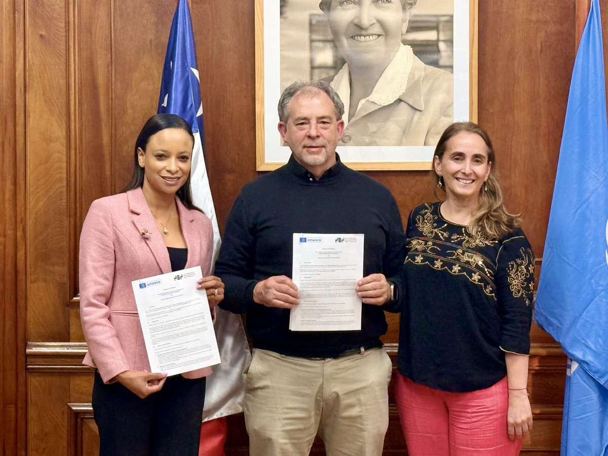 UNESCOSantiago's tweet image. ✍️ Nuestra directora, @ekuischlaroche, firmó hoy la Carta de Intenciones con el vicepresidente ejecutivo de Fundación Encuentros del Futuro, @guidogirardi, una alianza estratégica que aunará esfuerzos por la #IA ética, protección del océano, innovación y transformación educativa.