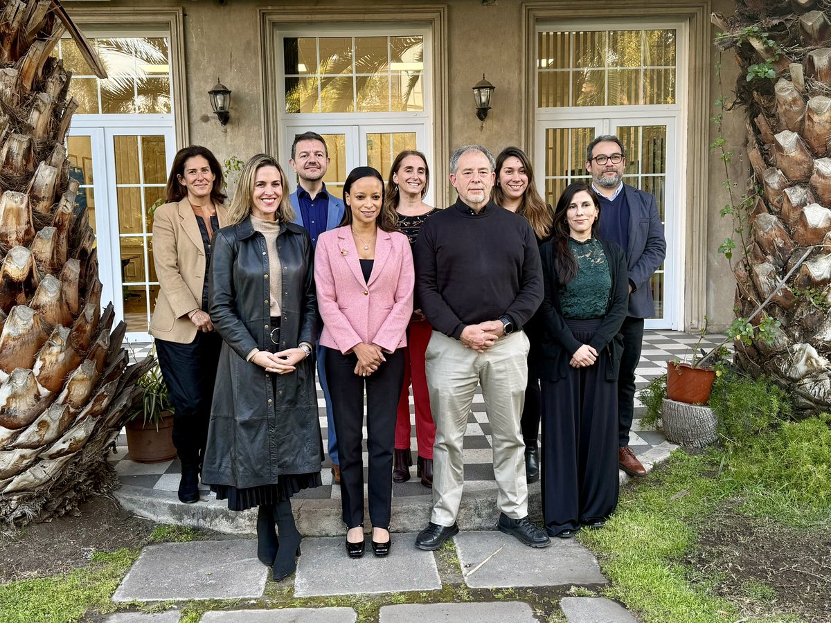 UNESCOSantiago's tweet image. ✍️ Nuestra directora, @ekuischlaroche, firmó hoy la Carta de Intenciones con el vicepresidente ejecutivo de Fundación Encuentros del Futuro, @guidogirardi, una alianza estratégica que aunará esfuerzos por la #IA ética, protección del océano, innovación y transformación educativa.