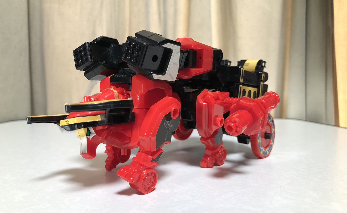 deepwurm's tweet image. ミニプラ シンケンジャー⑥
牛折神は500円2箱という安価なのにビッグサイズ。
独自要素の大盤振る舞いで、DXでは棒立ちだった猛牛ダイオーが脅威の全身フル可動。
別売りなりきり食玩の猛牛バズーカには謎のグリップがついていて、手にジャストフィット。
更に謎の部品も…
#ミニプラ