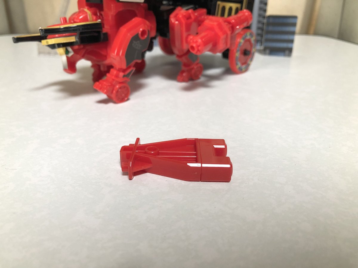 deepwurm's tweet image. ミニプラ シンケンジャー⑥
牛折神は500円2箱という安価なのにビッグサイズ。
独自要素の大盤振る舞いで、DXでは棒立ちだった猛牛ダイオーが脅威の全身フル可動。
別売りなりきり食玩の猛牛バズーカには謎のグリップがついていて、手にジャストフィット。
更に謎の部品も…
#ミニプラ