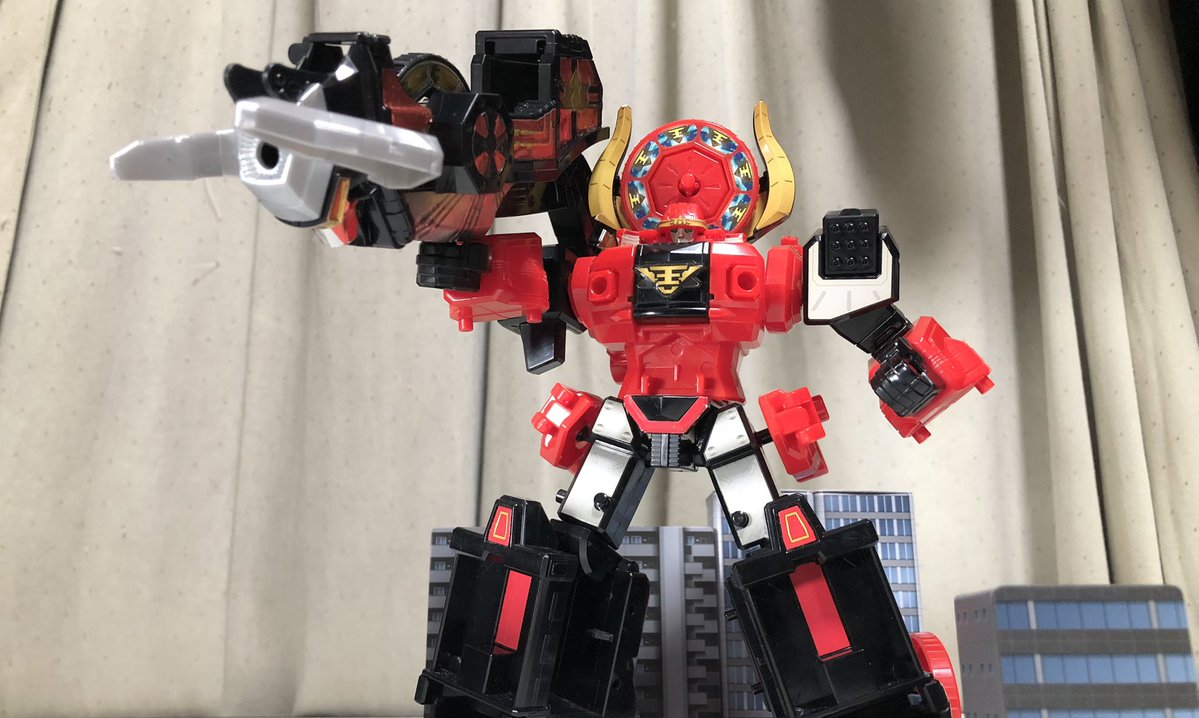 deepwurm's tweet image. ミニプラ シンケンジャー⑥
牛折神は500円2箱という安価なのにビッグサイズ。
独自要素の大盤振る舞いで、DXでは棒立ちだった猛牛ダイオーが脅威の全身フル可動。
別売りなりきり食玩の猛牛バズーカには謎のグリップがついていて、手にジャストフィット。
更に謎の部品も…
#ミニプラ
