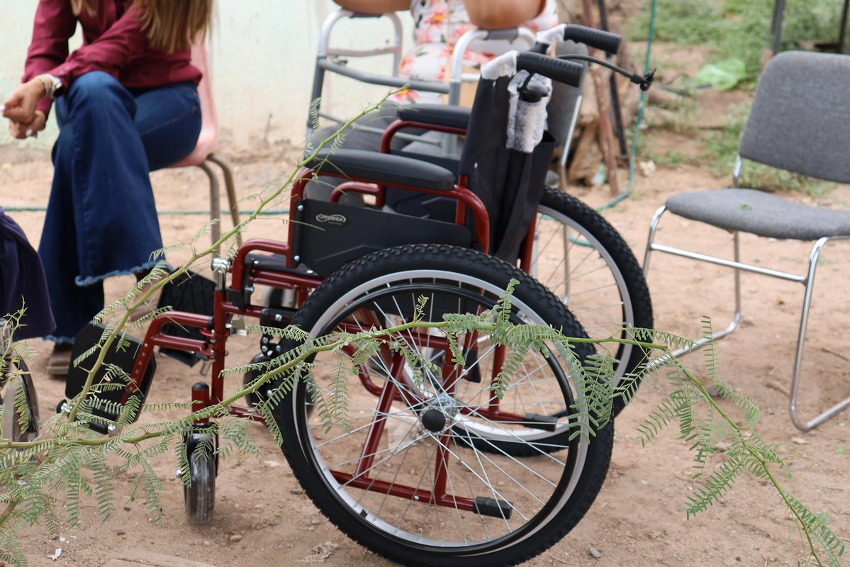 AndreaChavezTre's tweet image. Habíamos hecho el compromiso con Don Arnulfo y con Don Antonio de llevarles sillas de ruedas nuevas a Puerto Palomas de Villa, municipio de Ascensión, para facilitar su movilidad.
Hoy les cumplimos con cariño y responsabilidad. Nos recibieron con nuestra cachucha de campaña como…