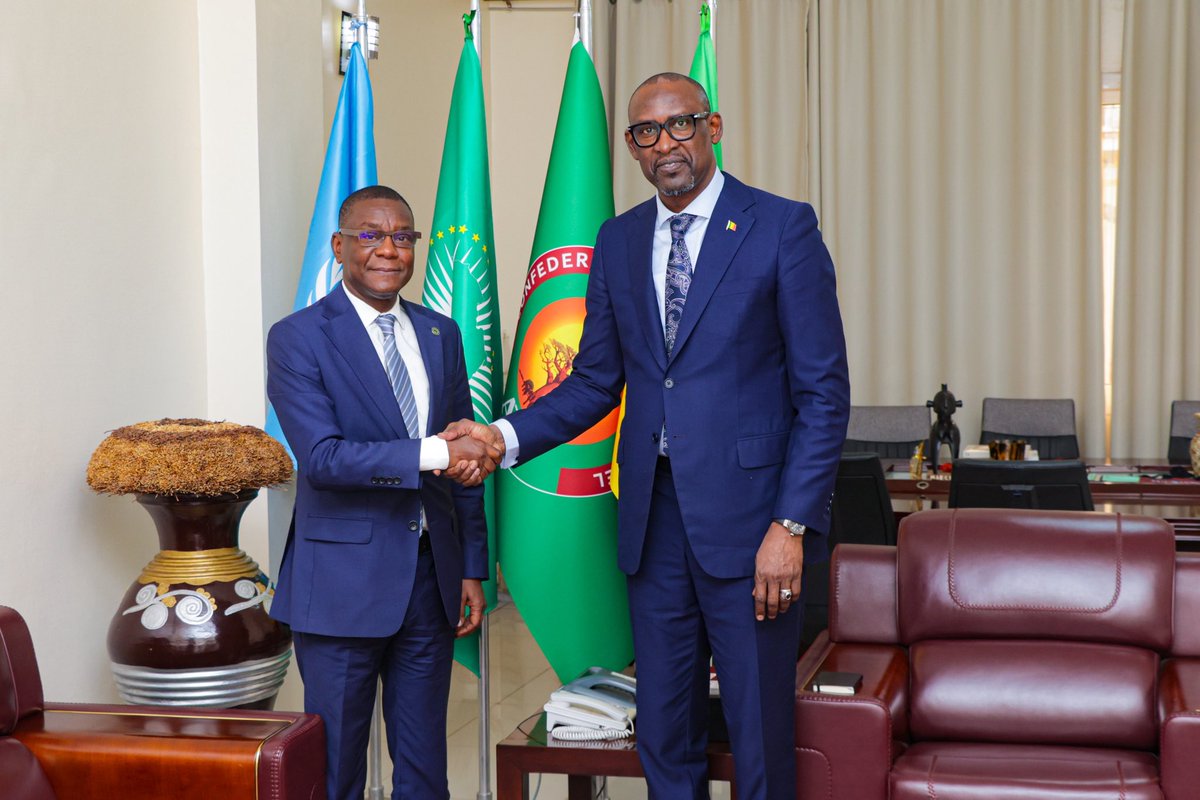 MaliMaeci's tweet photo. Son Excellence Monsieur Abdoulaye DIOP, Ministre des Affaires étrangères et de la Coopération internationale, a reçu en audience, ce jeudi 24 juillet 2025, Monsieur Lamin BARROW, Directeur régional de la Banque Africaine de Développement (BAD), en visite de travail au Mali.

Les échanges ont porté sur le renforcement de la coopération entre le Mali et la BAD, tout en mettant en avant l’accompagnement  pour la réalisation de certains projets structurants tant dans le domaine des infrastructures de transports qu’en matière de sécurité alimentaire. Le Ministre DIOP a saisi l’occasion pour évoquer la nouvelle gouvernance économique au Mali, fondée sur la vision « Mali Kura ɲɛtaasira ka bɛn san 2063 ma», avant d’aborder la volonté commune du développement intégré au sein de la Confédération des Etats du Sahel. 

Le Directeur régional a salué le leadership des Autorités maliennes, basé sur une vision de développement harmonieux, endogène et durable, vision pour laquelle il a réaffirmé l’accompagnement et le soutien de la BAD.

Bureau de l'Information et de la Presse/MAECI.