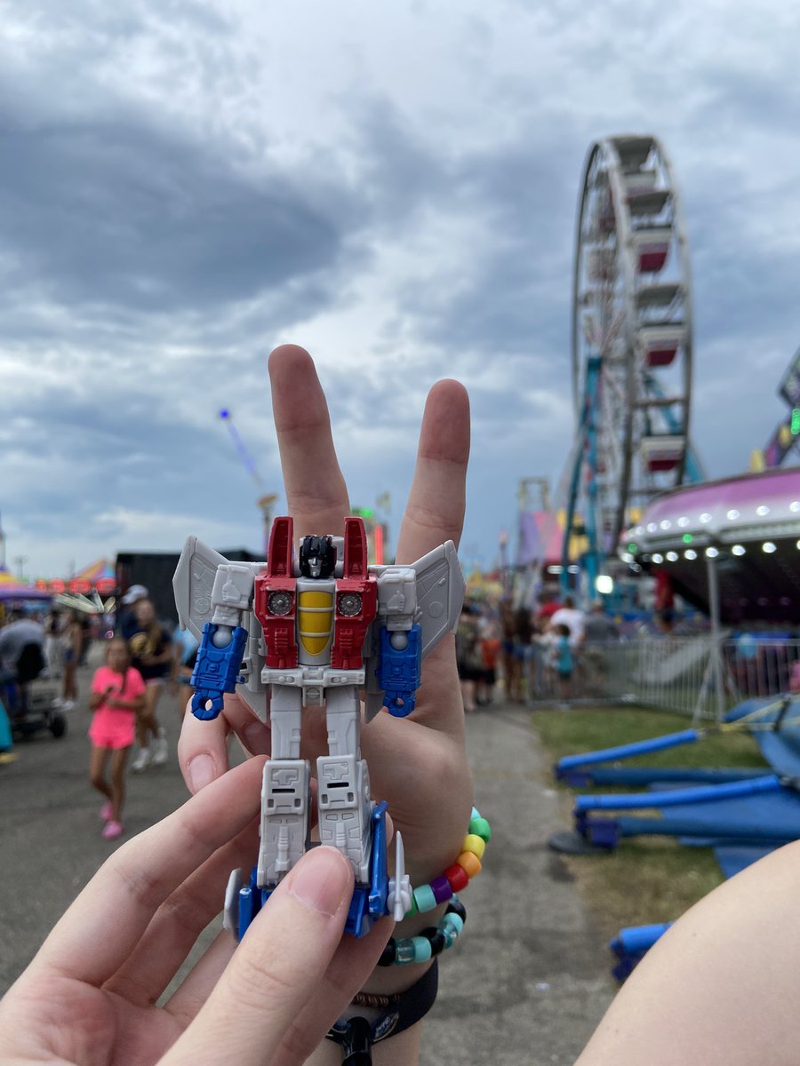 ROADWRECKS's tweet image. starscream at the fair