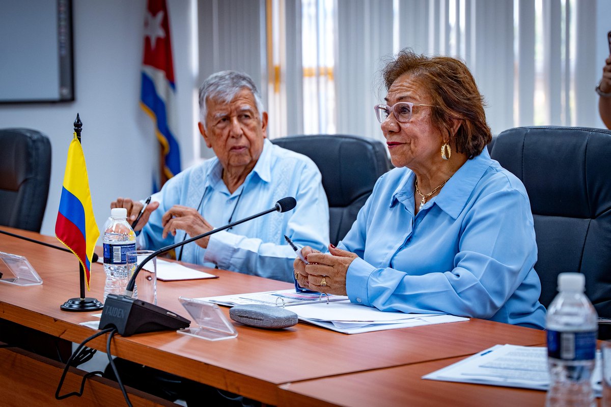 Cancillería Colombia (@cancilleriacol) on Twitter photo Continuando con su agenda de alto nivel en Cuba, la Canciller (e) Rosa Yolanda Villavicencio Mapy (<a href="/ryvillavicencio/">Yolanda Villavicencio Mapy</a>) se reunió con el Ministro de Salud Pública, José Ángel Portal Miranda (<a href="/japortalmiranda/">José Angel Portal Miranda</a>), con quien abordó la intención de suscribir un memorando de entendimiento Continuando con su agenda de alto nivel en Cuba, la Canciller (e) Rosa Yolanda Villavicencio Mapy (<a href="/ryvillavicencio/">Yolanda Villavicencio Mapy</a>) se reunió con el Ministro de Salud Pública, José Ángel Portal Miranda (<a href="/japortalmiranda/">José Angel Portal Miranda</a>), con quien abordó la intención de suscribir un memorando de entendimiento