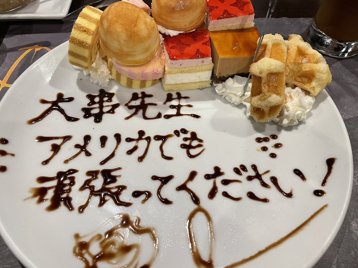 pcrescent's tweet image. 秋からのサバティカルを前に、ゼミの四年生のみなさんから素敵なサプライズプレゼントをいただきました🎁 ありがとうございました。みんな卒論頑張ってね‼️