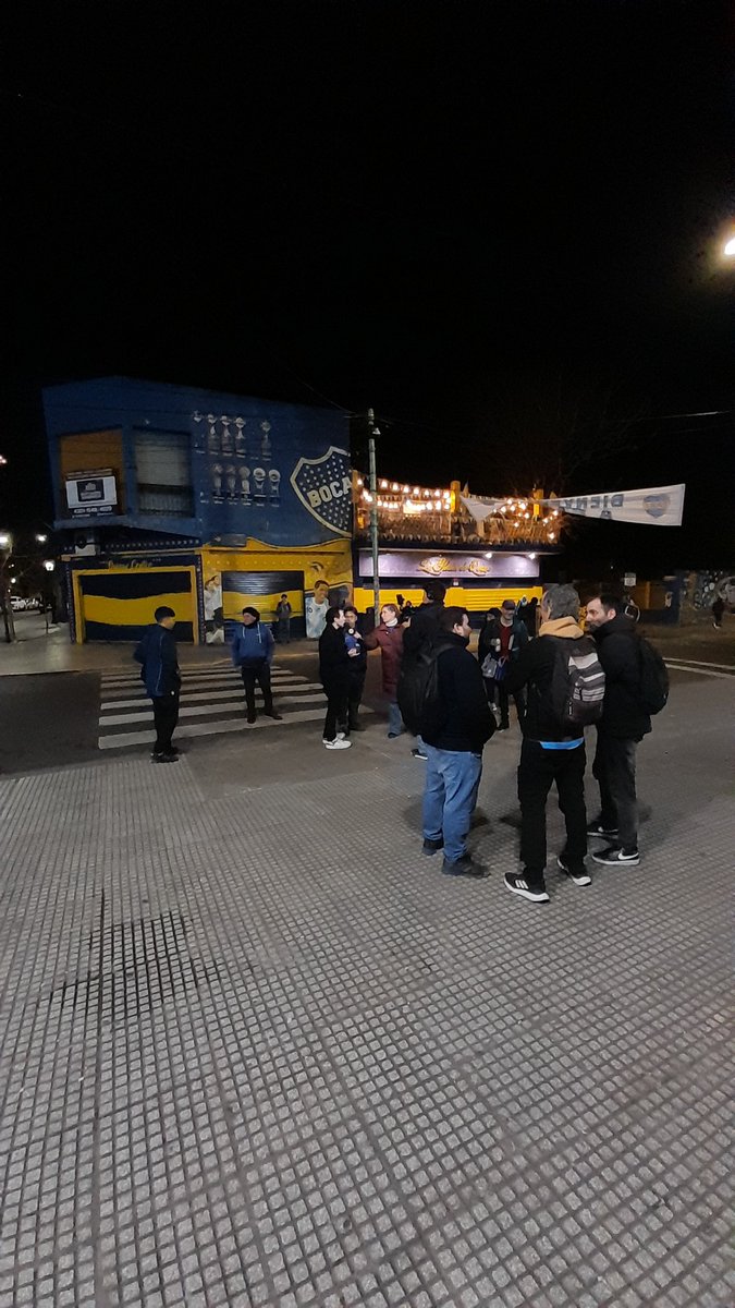 NehuenRoo's tweet image. 20:05hs, va finalizando la MOVILIZACIÓN de los hinchas de #BOCA en la BOMBONERA.
#riquelme #BocaJuniors