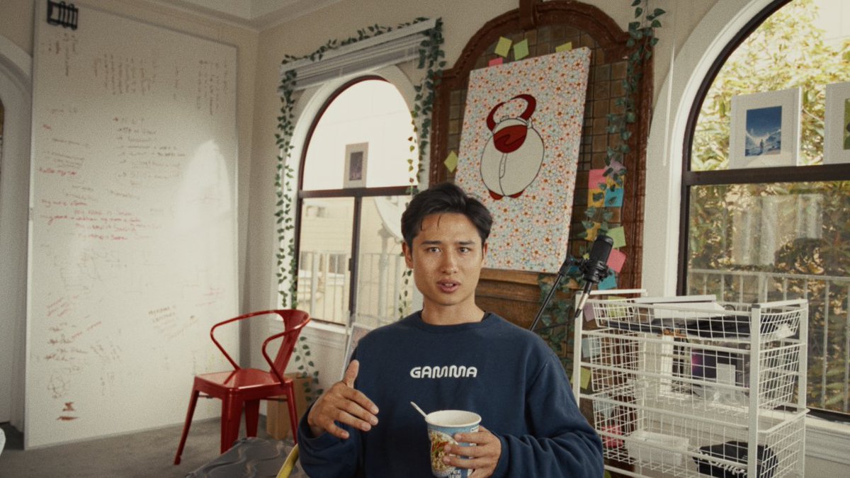 MatthiasRossini's tweet image. filming a launch video in a hacker house, eating cup noodle ramen, repping @MeetGamma merch – life is good 🤞🏼