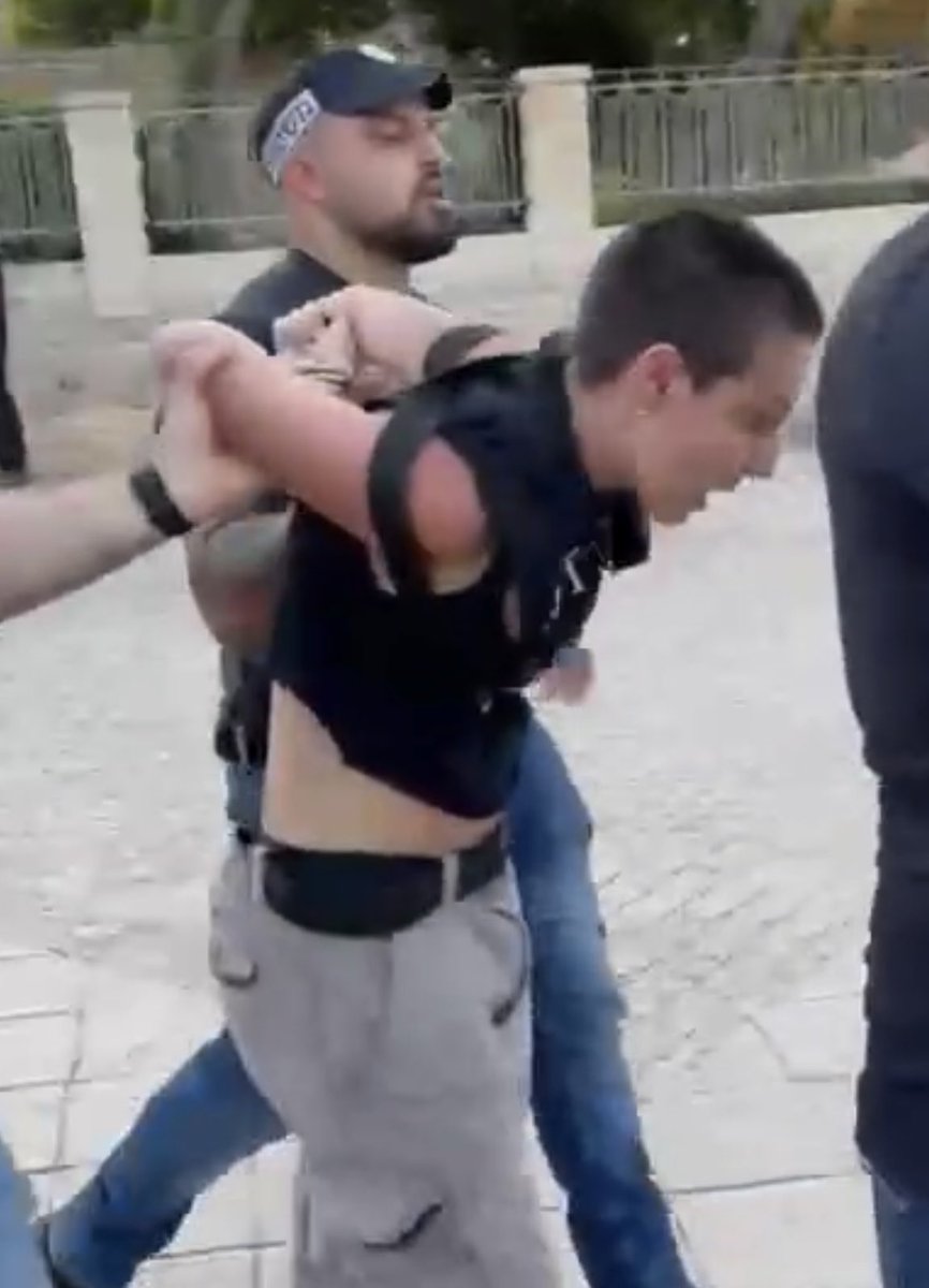 MahmoodAudah's tweet image. 🚨Occupied Haifa: Zionist police brutally arrests anti-genocide protesters, that’s your “only democracy in the Middle-East”👇🏼